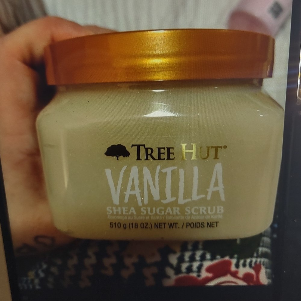 Tree Hut Vanilla Shea Sugar Scrub - Cream and Gold